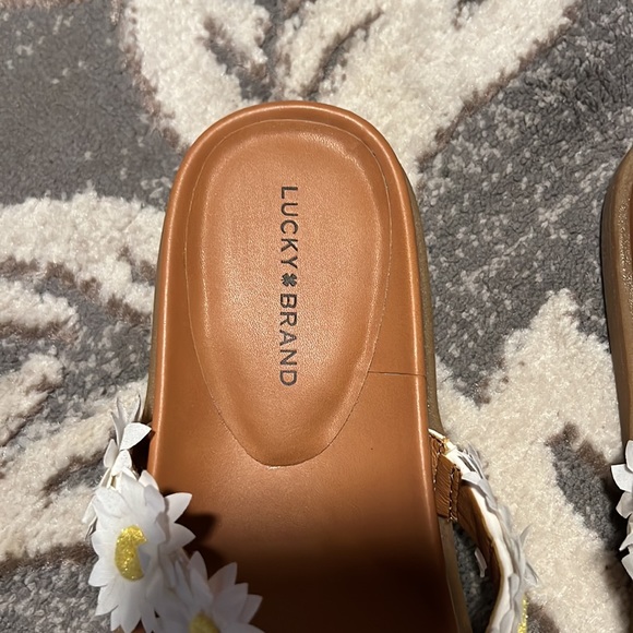 Lucky brand slides. Like new. - Picture 2 of 3